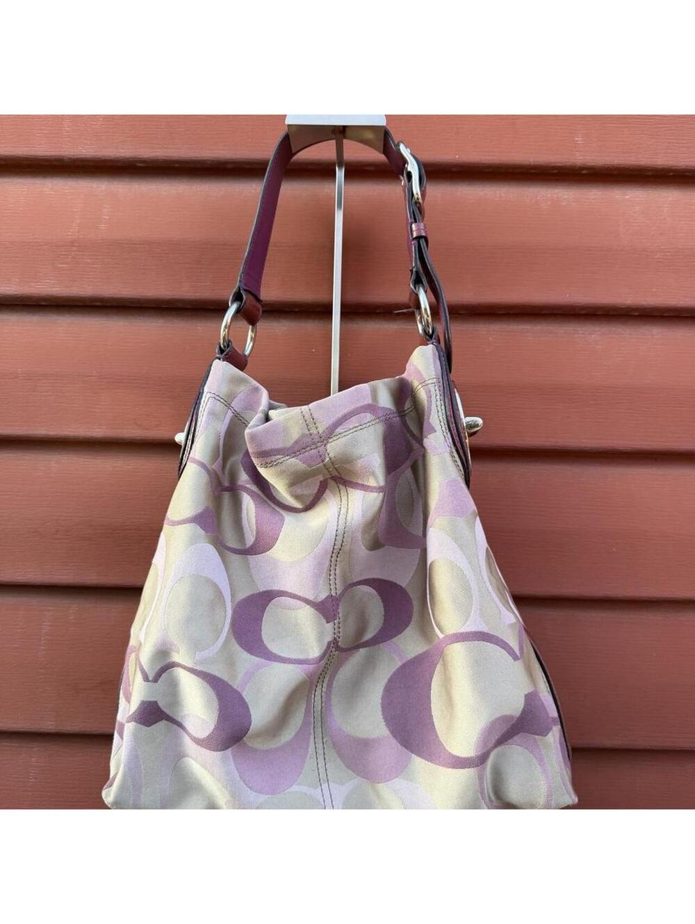 COACH Signature Penelope Hobo Shoulder Bag š©·